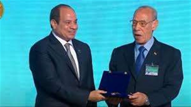 السيسي يكرم العمال