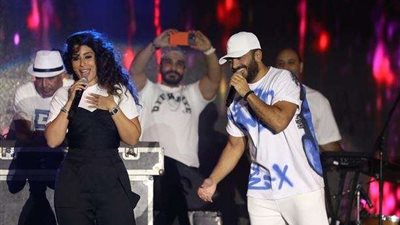 أيتن عامر تفاجئ تامر حسني وتغني معه في حفلته بالعين السخنة