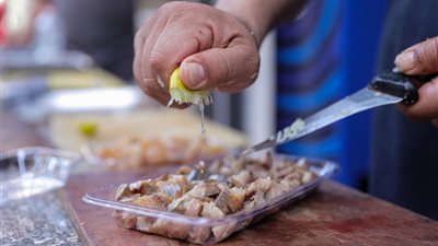 «أكلة الموسم».. عم كامل يحضر الفسيخ والرنجة على طريقته الخاصة.. صور