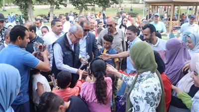 محافظ القليوبية يتفقد حدائق القناطر الخيرية والكورنيش احتفالًا بشم النسيم