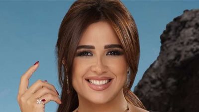 ياسمين عبد العزيز عن بنتها سندريلا: بترجعلي كل يوم البيت الساعة 12