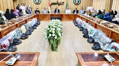 محافظ المنوفية يوزع مساعدات مالية وعينية لـ53 حالة إنسانية من الأسر الأولى بالرعاية