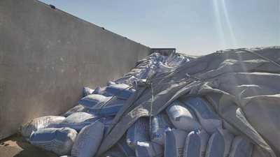 انقلاب سيارة نقل ثقيل محملة بالردة بإقليمي المنوفية ( صور )