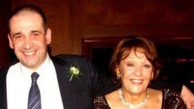 موعد ومكان جنازة والدة الفنان كريم عبدالعزيز