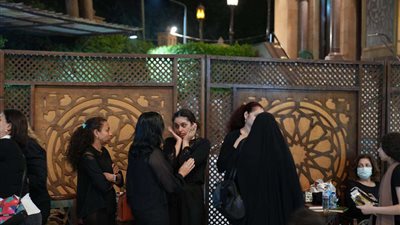 ريم أحمد تدخل في نوبة بكاء في عزاء والدتها