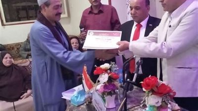 بالصور.. احتفالًا بعيد العمال حزب الشعب الجمهوري بأسيوط يكرم العاملين المتميزين