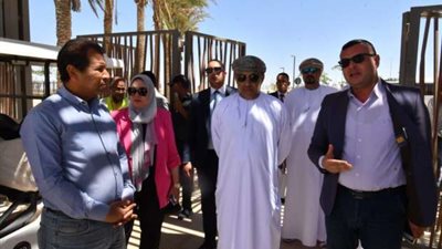 وزير الإسكان العماني ومرافقوه يزورون العاصمة الإدارية