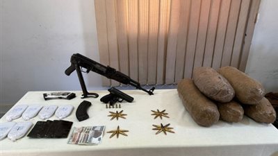 بحوزته سلاح ومخدرات.. ضبط عنصر إجرامي مطلوب ضبطه في 5 قضايا بالدقهلية