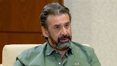 مصطفى شعبان يحمل نعش والدة كريم عبد العزيز