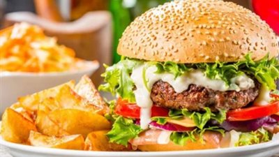 بتكاليف أقل.. طريقة عمل البرجر في المنزل