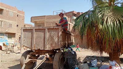 بالكاب ونضارة الشمس.. عامل نظافة بالمنوفية:  أتمنى أن يكون لي معاش يساعدني