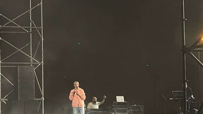 تامر عاشور يتألق في حفله بأغنيتي 