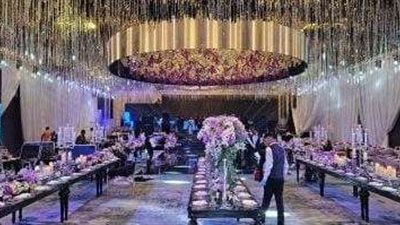 التجهيزات الأولى لحفل زفاف ابنة مصطفى كامل داخل فندق شهير بالقاهرة