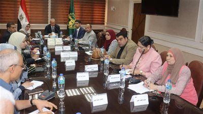 محافظ القليوبية يناقش تنفيذ مشروعات بيئية مع أعضاء بالبنك الدولي