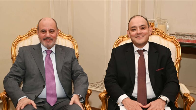 وزير الصناعة مع نظيره