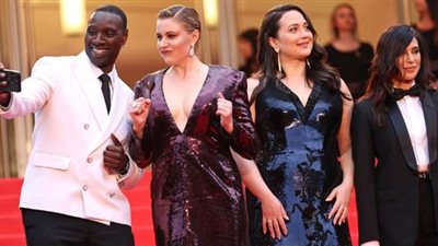 بـ الرقص على الريد كاربت.. أعضاء لجنة تحكيم مهرجان كان في حفل الافتتاح (فيديو وصور)