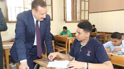 في أول أيام امتحانات الشهادة الإعدادية.. محافظ المنوفية يتفقد انتظام سير اللجان