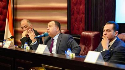 بحضور قيادات الحزب.. وزير المالية يكشف في ندوة 