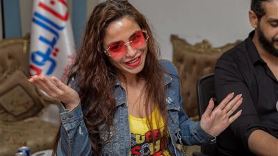 دوللي شاهين: عادل إمام رقم واحد في تاريخ السينما المصرية | خاص