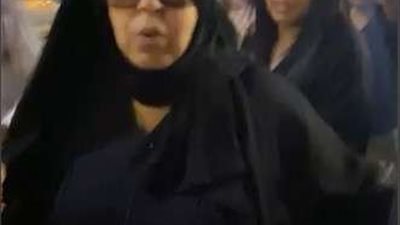 اوع اوع .. فيفي عبدة تنفعل على الصحفيين في عزاء زوجة أحمد عدوية