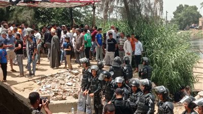 عاجل.. وصول قوات الأمن لمكان حادث غرق ميكروباص معدية أبو غالب بمنشأة القناطر (صور)