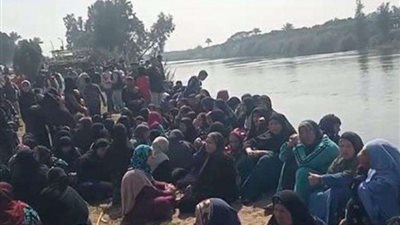 200 ألف جنيه للمتوفى و20 ألف للمصاب.. صرف مساعدات لأهالي ضحايا حادث غرق ميكروباص معدية أبو غالب