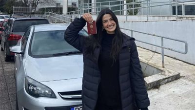 تارا عماد تحمل جواز سفر 