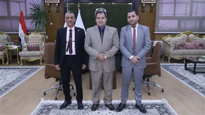 رئيس جامعة جنوب الوادي يجتمع مع وفد من بنك فيصل الإسلامي لتعزيز التعاون بالخدمات المصرفية