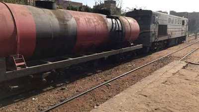 شاهد.. حريق إحدى عربات قطار محمل بمواد سريعة الاشتعال بسوهاج