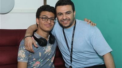 فجر كريم الحسيني في أول ظهور له : هكمل مسيرة والدي في عالم الدوبلاج وأفلام الكارتون