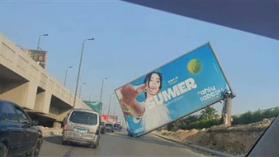 تعطيل حركة المرور بعد سقوط لافتة إعلانية بطريق الواحات
