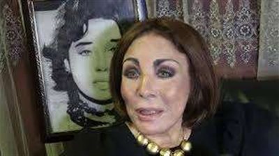 نجمة شابة تعلن وفاة شقيقة لبنى عبد العزيز