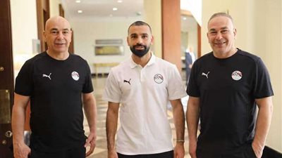 حسام حسن يحسن استقبال صلاح في معسكر المنتخب