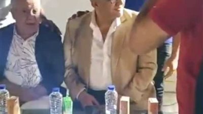 الجمهور يلتف حول بيومي فؤاد في عقد قران علاء مرسي