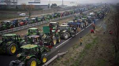 مزارعو فرنسا وإسبانيا يقطعون الحدود بينهم قبل الانتخابات الأوروبية