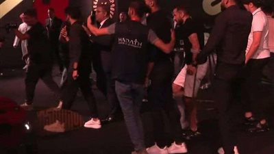 بالعكازين.. على معلول يحضر حفل مشروع القرن بالأهلي