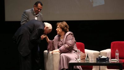 باس إيديها قدام الناس.. مشهد طريف للفنان 