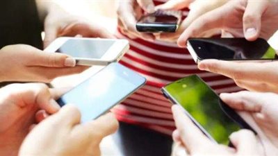 جعلتها هشة.. استشاري أسري يكشف تأثير السوشيال ميديا على الأسرة المصرية