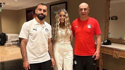 يارا حسام حسن تحتفل مع والدها ولاعبي المنتخب بالفوز على بوركينا فاسو