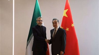 وزير الخارجية الصيني يعلن التزام بلاده بسلامة أراضي إيران