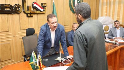 محافظ المنوفية يسلم مساعدات مالية ومواد غذائية لـ 280 حالة إنسانية