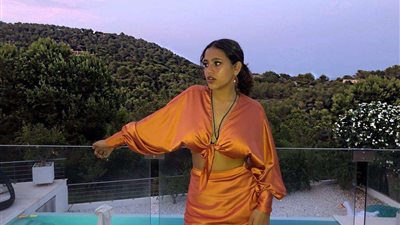 جنا عمرو دياب تروج لـ إغنيتها الجديدة 