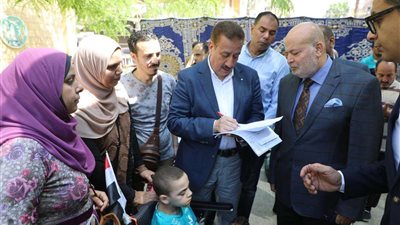 محافظ المنوفية يسلم كراسي كهربائية وأطراف صناعية ومساعدات لذوي الهمم