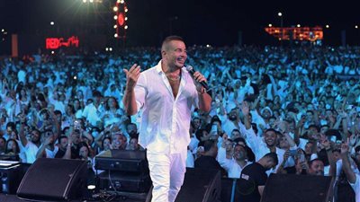 متجاهلًا حادثة الصفعة.. عمرو دياب يحيي حفلًا ضخمًا في بيروت