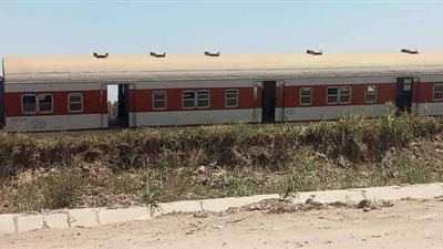 خروج عربتين عن القضبان من قطار 