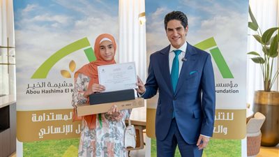 أبو هشيمة يُكرم الأولى في الشهادة الإعدادية ببني سويف