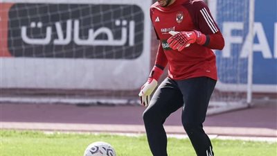 أثناء التمرين.. سر ارتداء حراس مرمى الأهلي نظارات سوداء