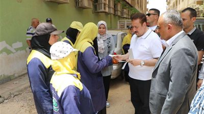 محافظ المنوفية يوزع بونات مواد غذائية بالمجان على عمال النظافة