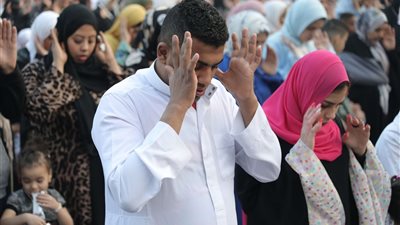 هل تجوز صلاة المرأة بجانب الرجل في العيد؟.. الإفتاء تجيب