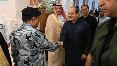الرئيس السيسي يزور المسجد النبوي الشريف ويؤدي الصلاة فيه